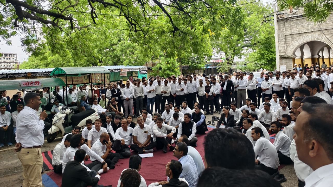 In Udaipur city of Rajasthan, lawyers have been protesting against the police for the past four days.